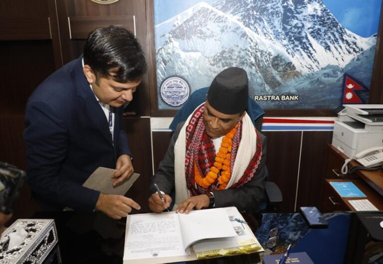 गभर्नर पौडेलद्वारा ५ सय र हजारका नोट छाप्ने निर्णयमा हस्ताक्षर