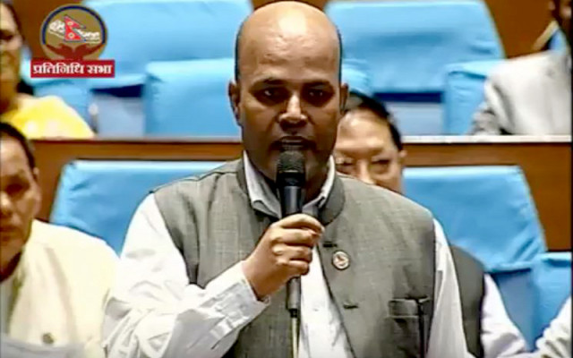 अमरेश सिंहको प्रश्न- नीलम ढुंगानालाई महिला भएकाले गभर्नर बनाउन नमिलेको हो ?