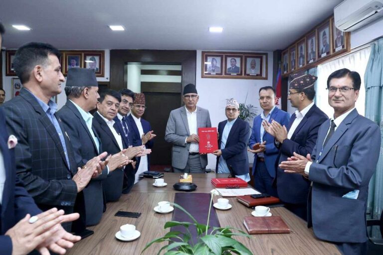 राजस्व परामर्श समितिद्वारा अर्थमन्त्रीसमक्ष प्रतिवेदन पेश