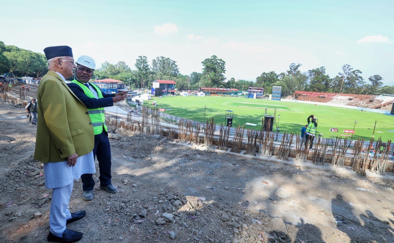 प्रधानमन्त्रीद्वारा निर्माणाधीन कीर्तिपुर रंगशालाको निरीक्षण