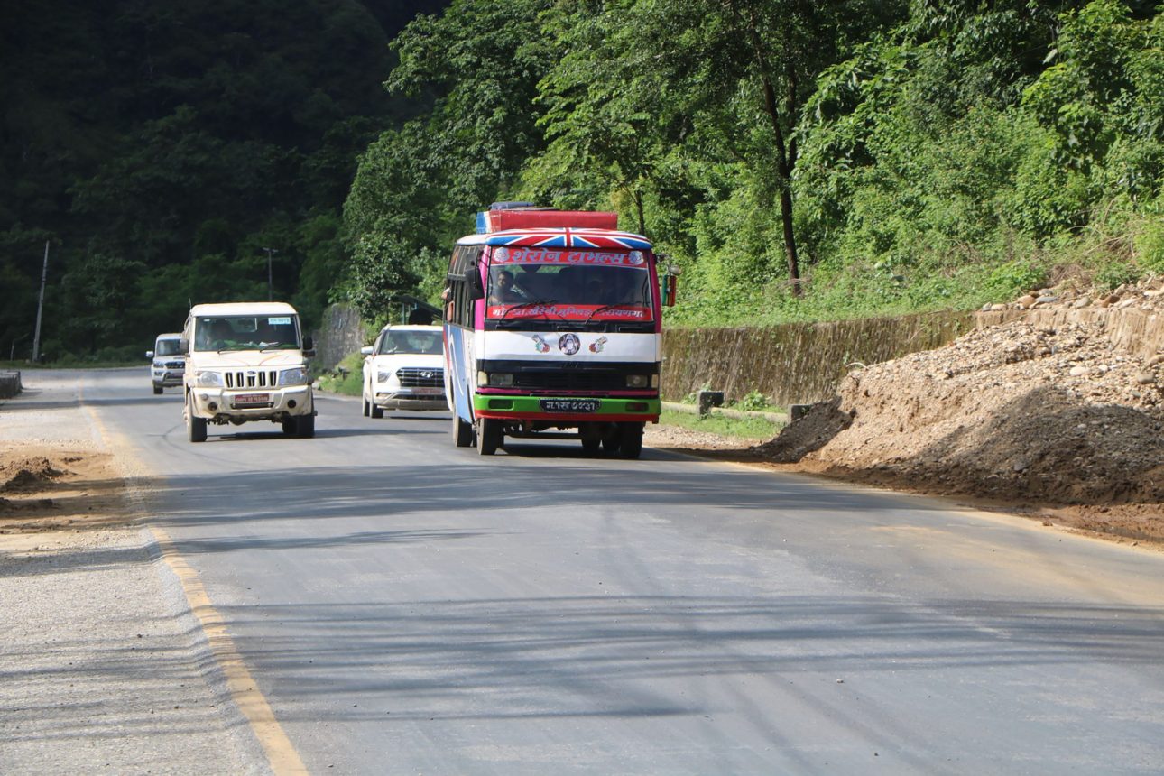 पहिराले उत्तर-दक्षिण कोशी राजमार्ग अवरुद्ध