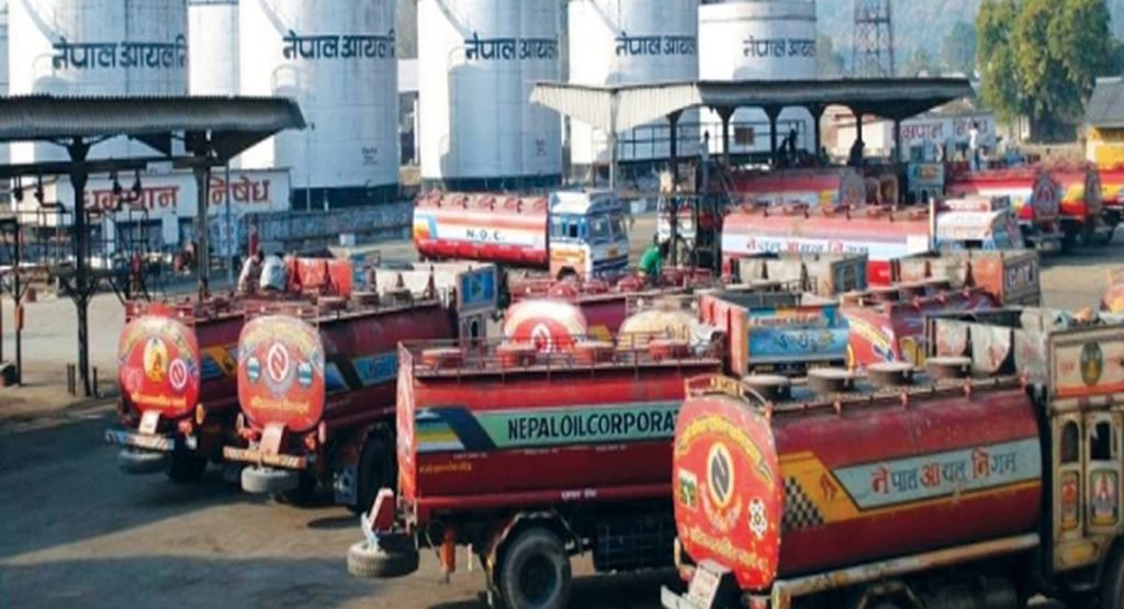 वीरगञ्ज नाकाबाट १० महिनामा एक खर्ब ५५ अर्बको पेट्रोलियम पदार्थ आयात