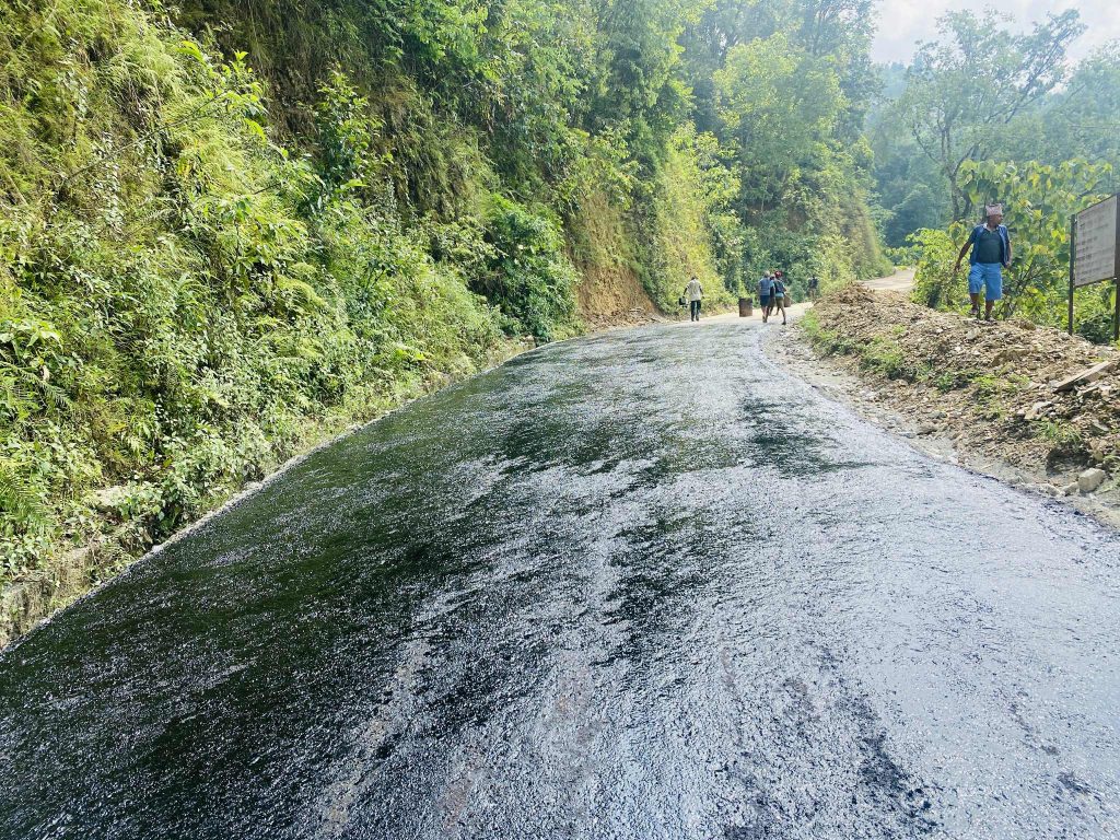 धमाधम चिसापानी–देउराली–बानीडाँडा सडक कालोपत्र हुँदै