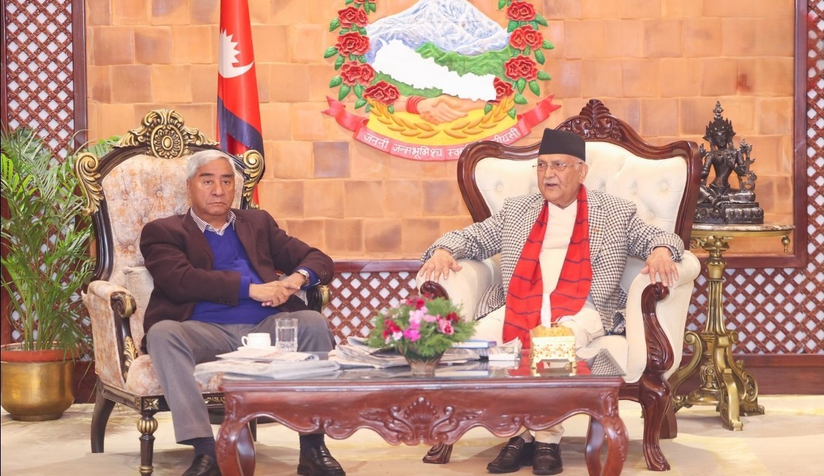 मन्त्री हेरफेरबारे छलफल गर्न बालुवाटारमा जुटे ओली-देउवा