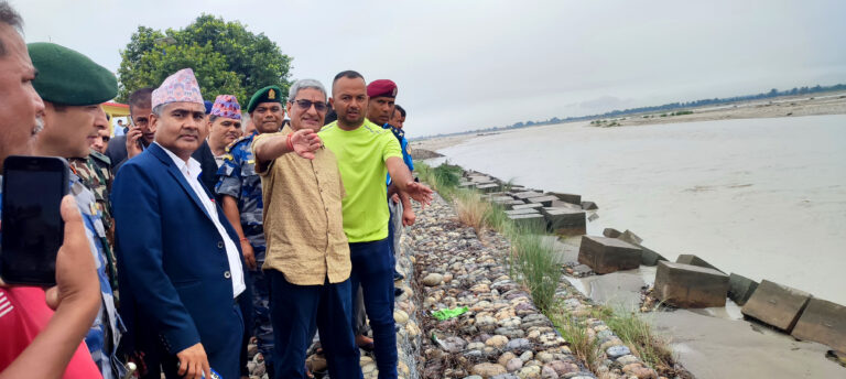महाकाली नदी किनारका बस्ती जोगाउन ठूलो वर्षा हुनुअघि नै बाँध निर्माण हुन्छ : गृहमन्त्री लेखक
