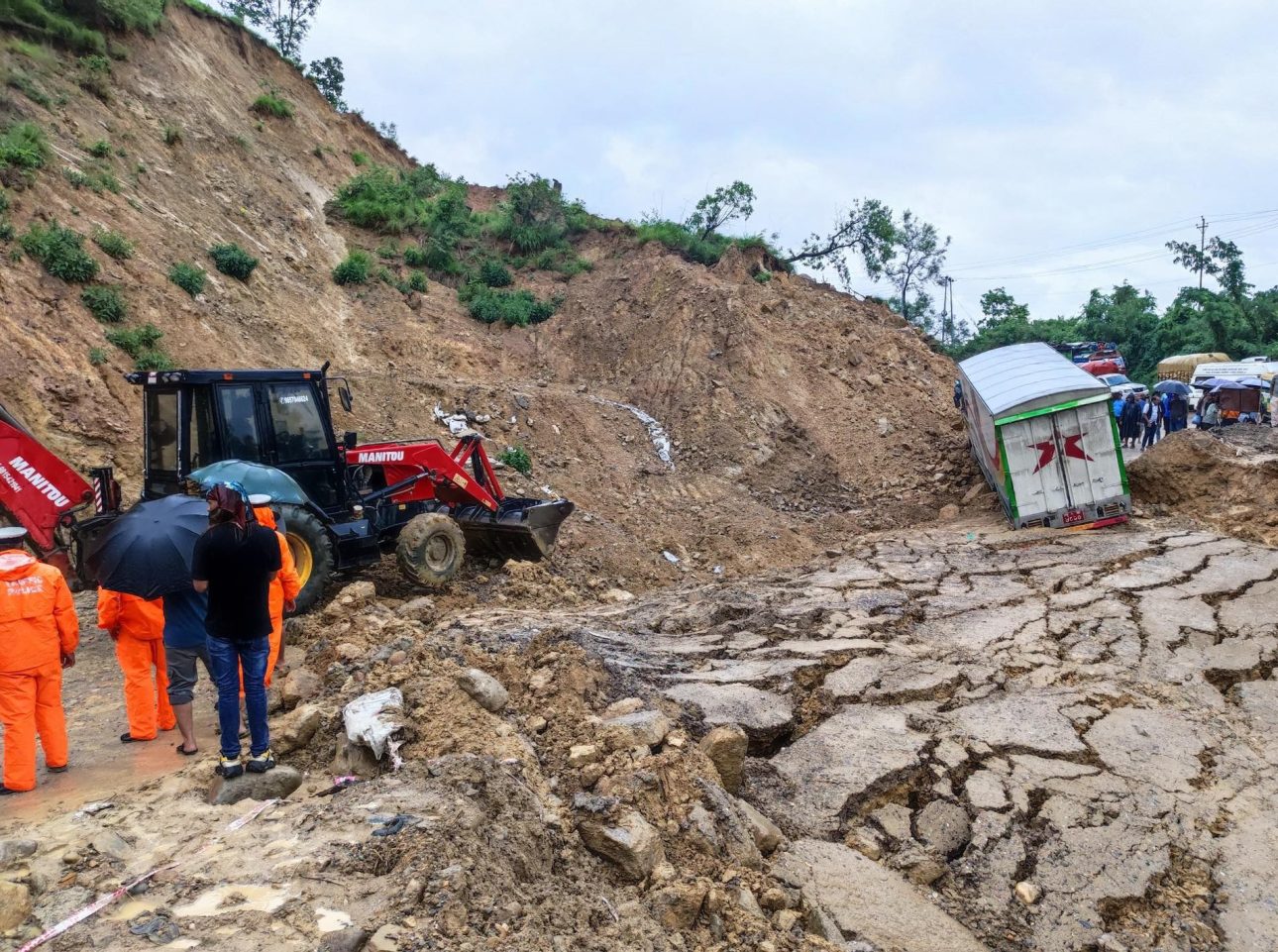 बाढीपहिरोले देशका प्रमुख १० राजमार्ग पूर्णरूपमा अवरुद्ध