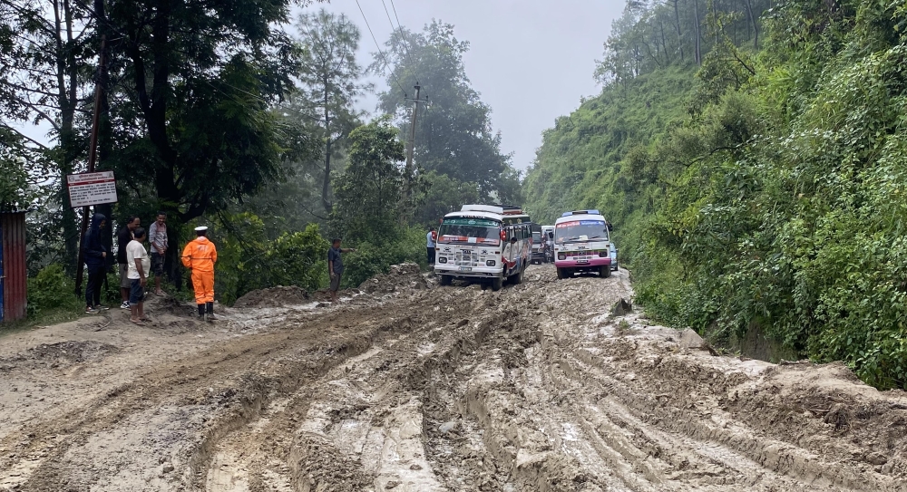 वर्षाका कारण देशभरका ८ राजमार्ग पूर्ण रूपमा अवरुद्ध