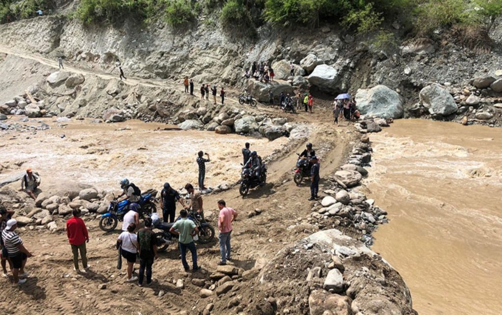 मेची राजमार्गसहित पाँचथरका अधिकांश सडक अवरुद्ध