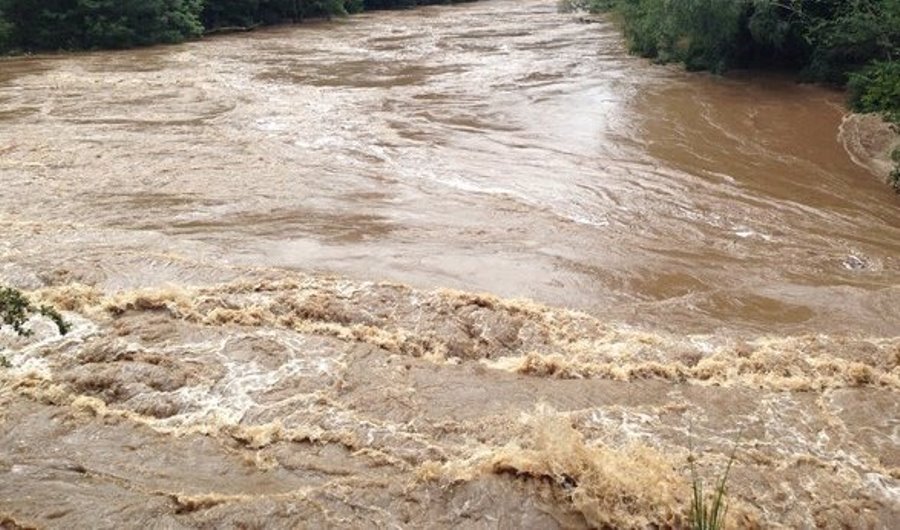 भेरी नदीमा टिपर खस्दा तीन जना बेपत्ता