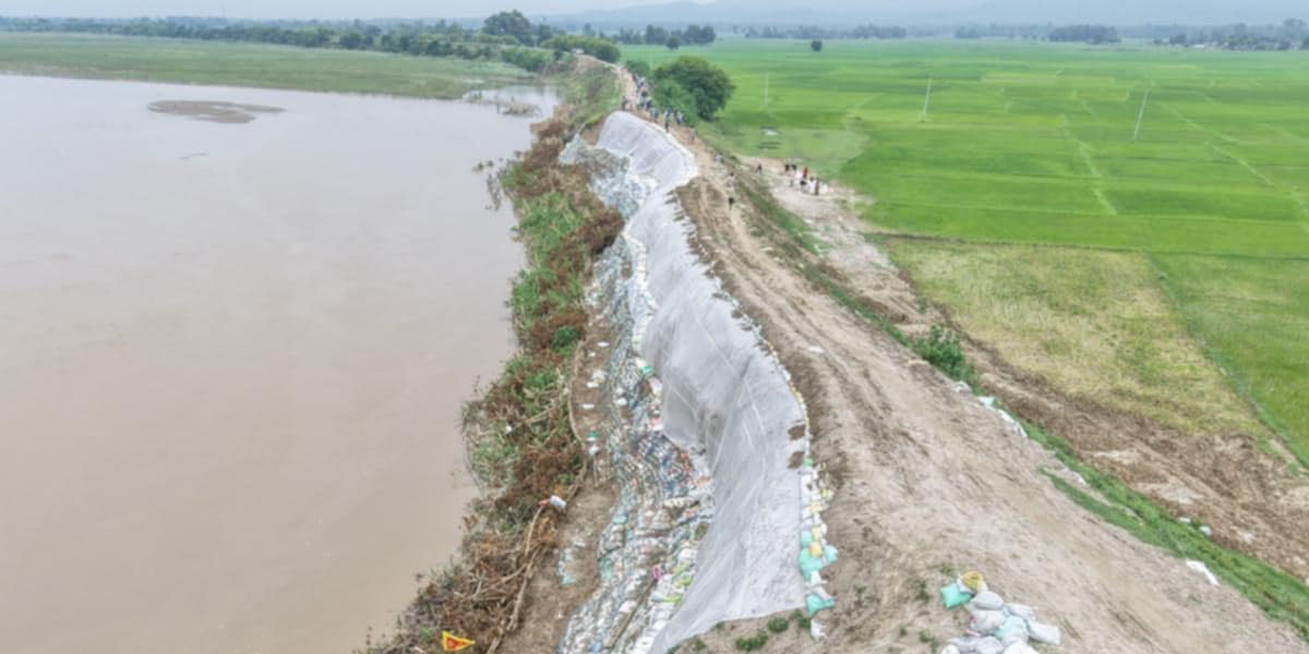 राप्ती नदीमा आपत्कालीन तटबन्ध निर्माण