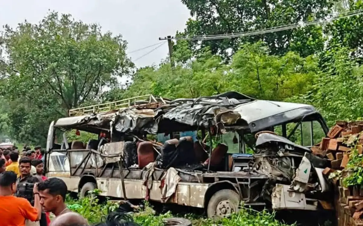 भारतमा तीर्थयात्री बोकेको बस ट्रकसँग ठोक्किंदा १८ जनाको मृत्यु