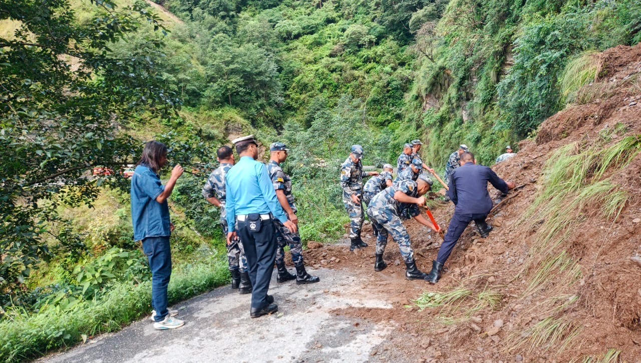 गुल्मीमा पहिरोका कारण तम्घास–रिडी सडकखण्ड अवरुद्ध