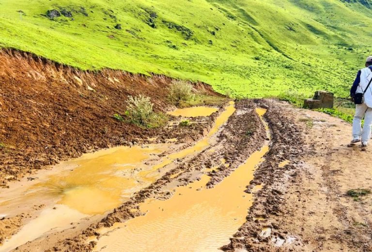 बागलुङको निसेलढोर ,सडक बन्द हुँदा बर्खामा खाद्यान्न आपूर्तिमा समस्या