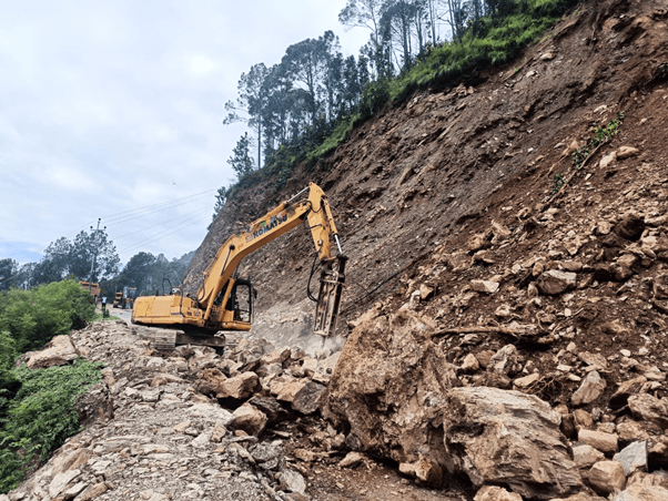 रिडी–तम्घास सडक पहिरोले अवरुद्ध