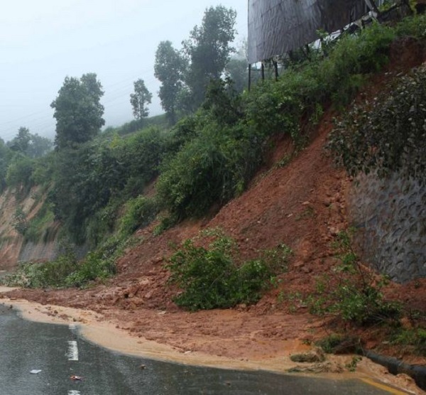 सिन्धुलीमा पहिरो: मध्यपहाडी लोकमार्ग अवरुद्ध