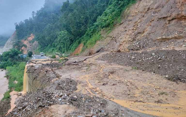 मध्यपहाडी राजमार्ग पहिरोले अवरुद्ध