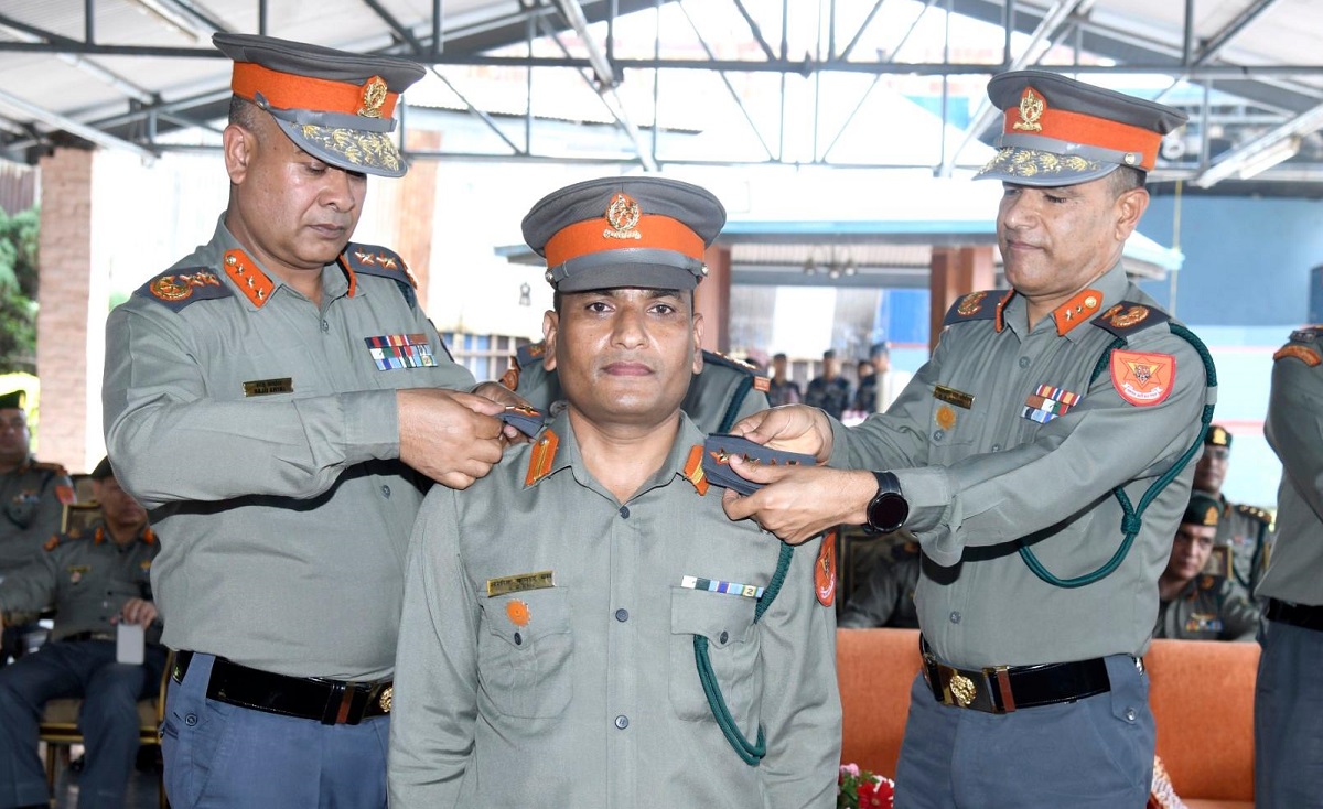 बढुवा भएका सशस्त्रका अधिकृतहरूलाई दर्ज्यानी चिन्ह प्रदान