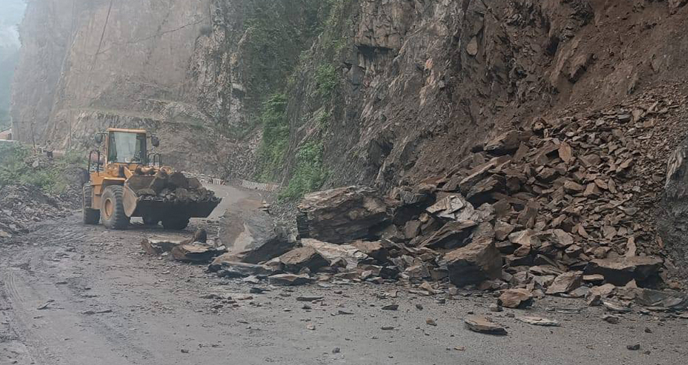 धादिङमा पहिरोले पृथ्वी राजमार्ग अवरुद्ध, यातायात ठप्प
