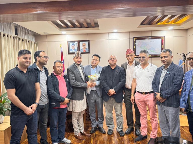 एनआरएनए टोलीले संचारमन्त्री खरेलसँग गरे भेट