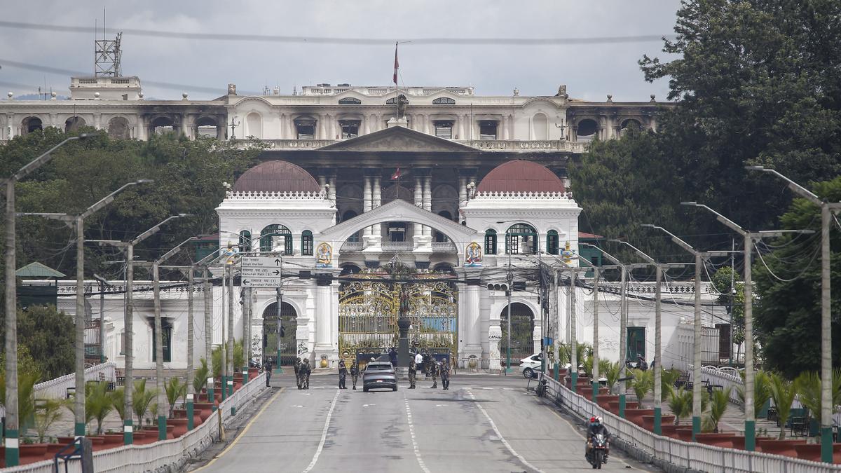 सिंहदरबारमा फर्किए कर्मचारी, तर काम अझै अन्यौलतामा