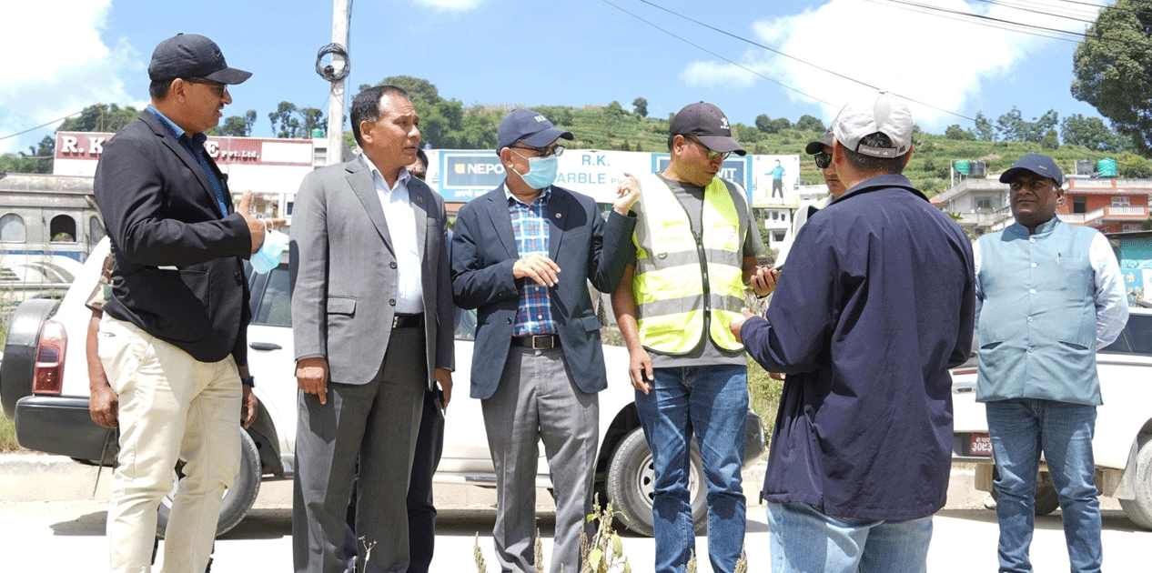 सूर्यविनायक–धुलिखेल सडकको अवस्थाबारे ऊर्जा मन्त्री घिसिङको निरीक्षण