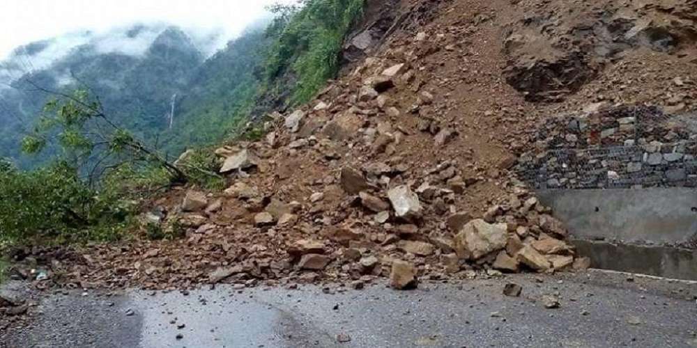 महकाली राजमार्गमा पहिरो, आवागमन ठप्प