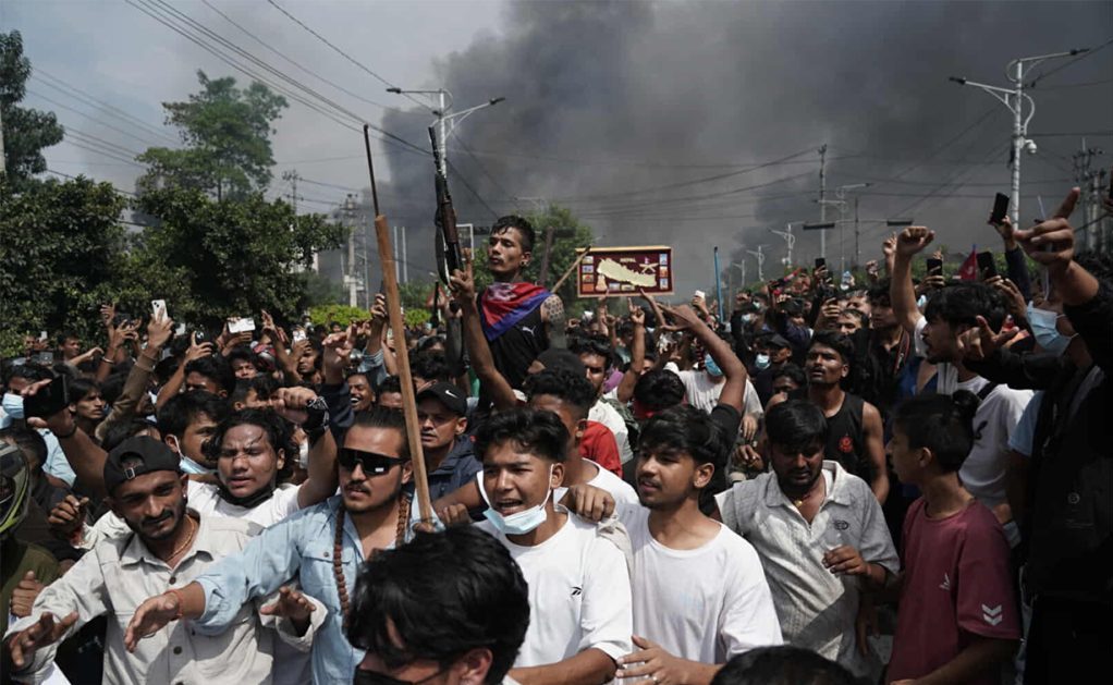 प्रहरी दमनको विरोधमा प्रदर्शनकारी संघीय संसद भवनमा प्रवेश