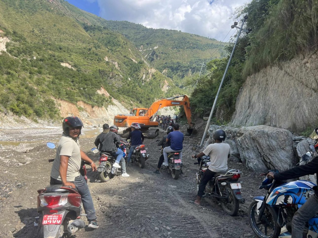 अस्थायी ट्रयाकमार्फत बीपी राजमार्गमा सवारी आवागमन सुरु