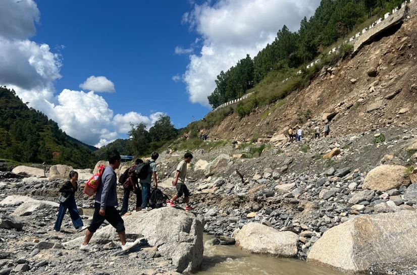 बाढीपहिरोले बिपी राजमार्ग बन्द, यात्रुहरू तीन दिनदेखि पैदल यात्रा गर्न बाध्य