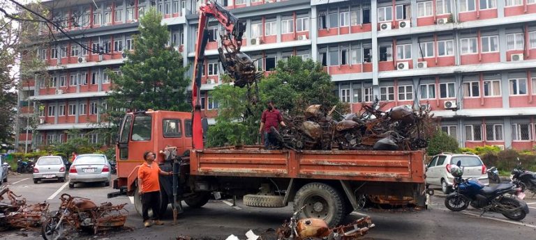 भारी उपकरणको सहयोगमा सिंहदरबार भित्रका जलेका सवारी हटाइँदै