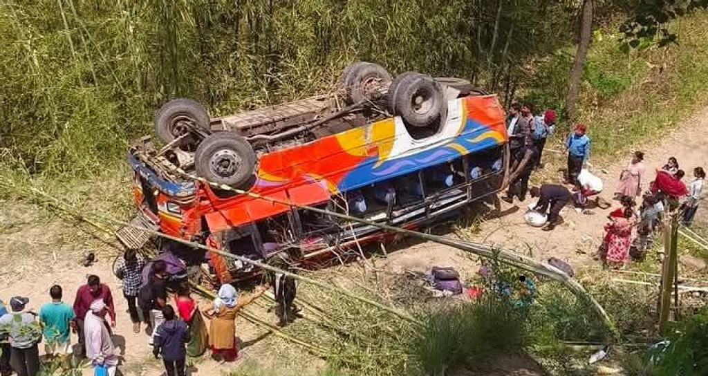 धनकुटामा बस दुर्घटना, एकजनाको मृत्यु र एक गम्भीर घाइते