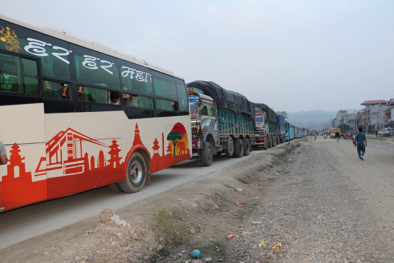 दाउन्ने क्षेत्रमा ट्राफिक जाम: ८ किलोमिटरसम्म सवारी रोक