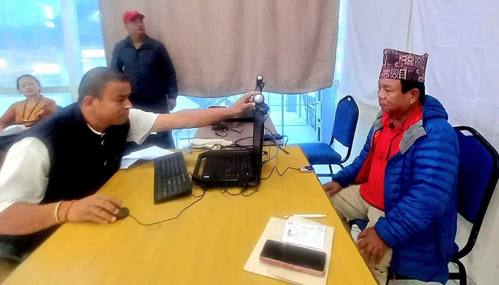 शिक्षामन्त्री पुनले गरे मतदाता नामावलीमा नाम दर्ता