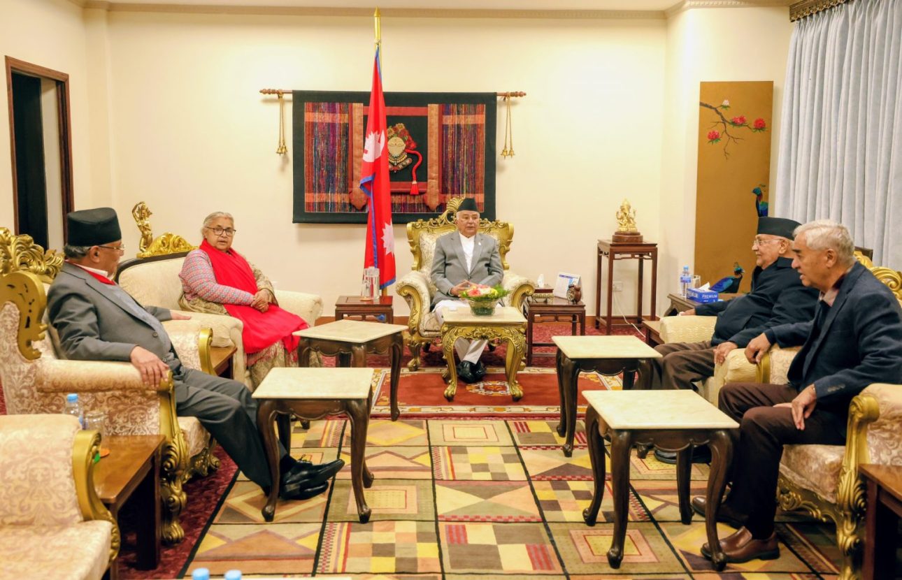 प्रधानमन्त्री कार्कीले देउवा, ओली र प्रचण्डसँग छलफल गर्दै