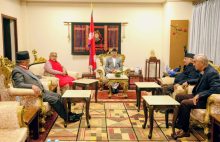 प्रधानमन्त्री कार्कीले देउवा, ओली र प्रचण्डसँग छलफल गर्दै