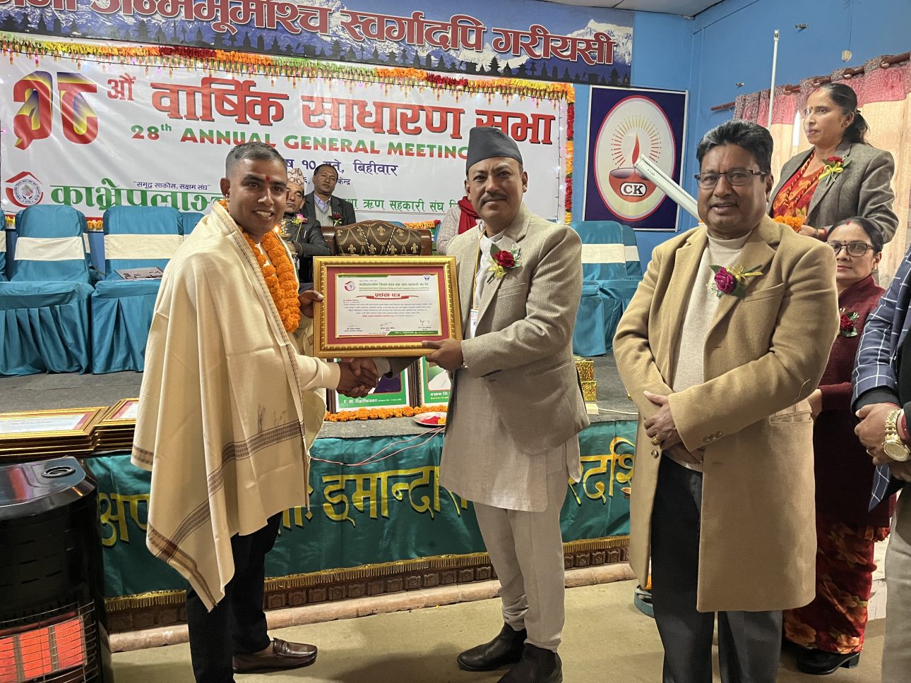 युवा पत्रकार अरबिन्द्र गौतम नगदसहित सम्मानित ।