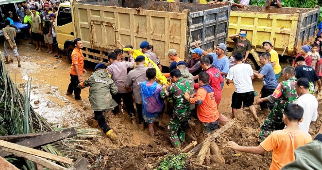 इन्डोनेसियामा पहिरो जाँदा ७ जनाको मृत्यु, दर्जनौं बेपत्ता