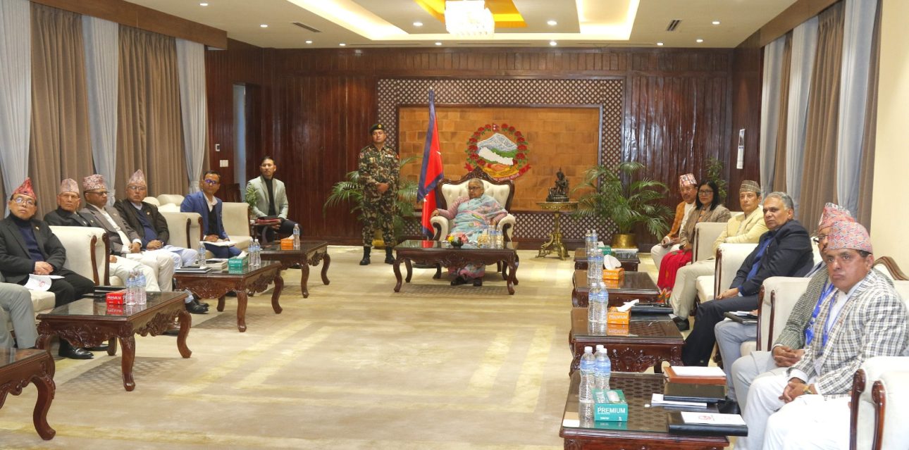 प्रधानमन्त्रीले गरिन् निर्वाचन आयोगका पदाधिकारीसँग छलफल