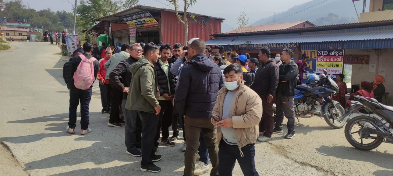 रामेछाप बस दुर्घटना: माग पूरा नभएसम्म शव नबुझ्ने पीडितको अडान