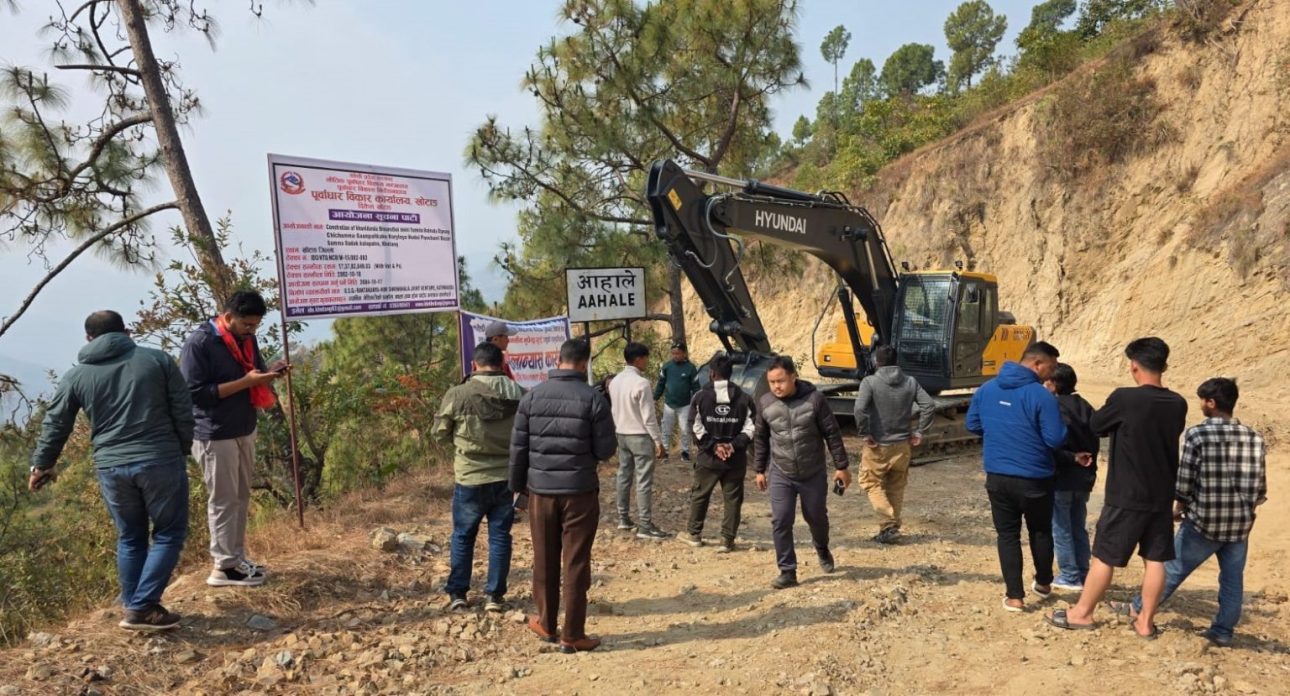 खोटाङमा १७ करोड लागतमा सडक कालोपत्र सुरु, दुई वर्षभित्र सम्पन्न गर्ने लक्ष्य