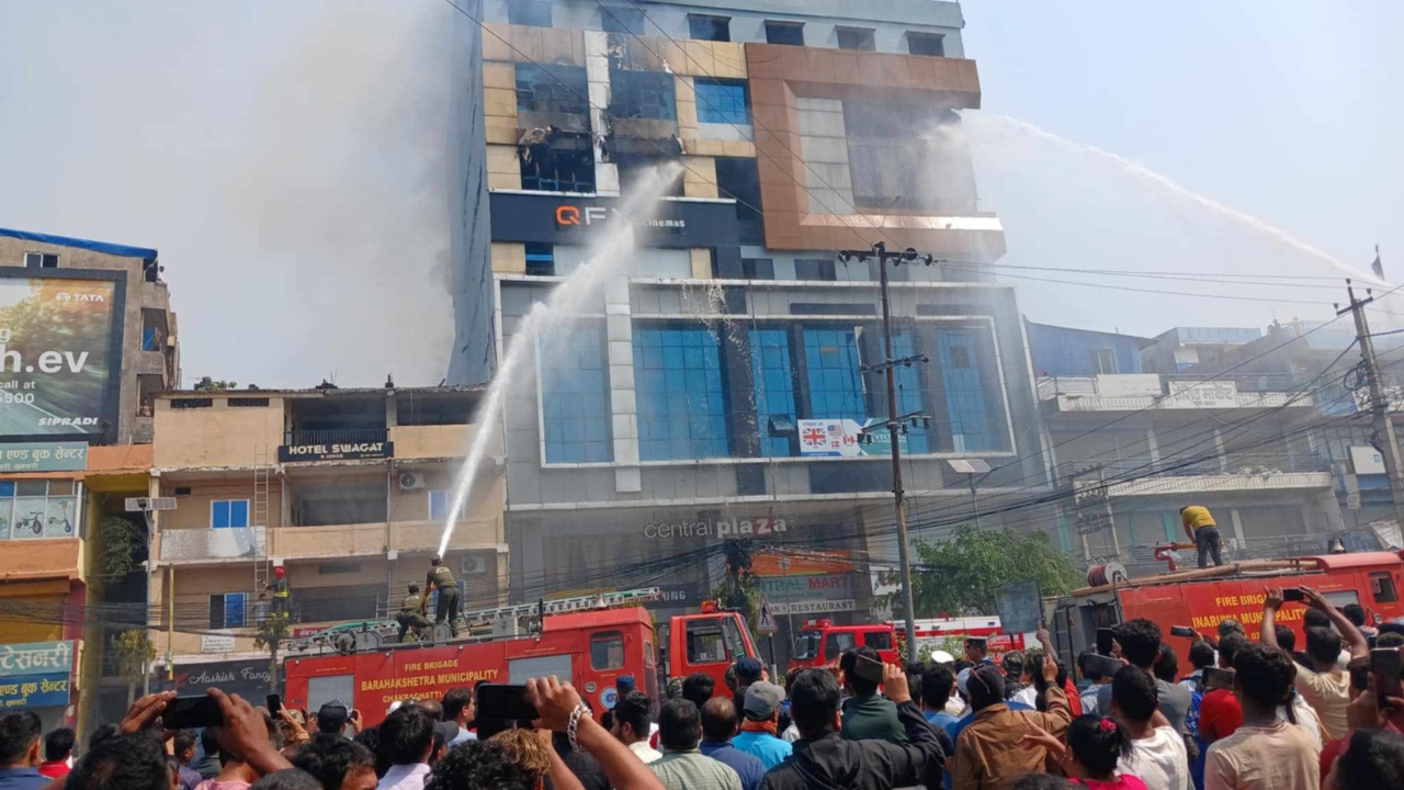 धरान र दुहवीबाट दमकल मगाएर निभाइयो इटहरीको चोकको आगो