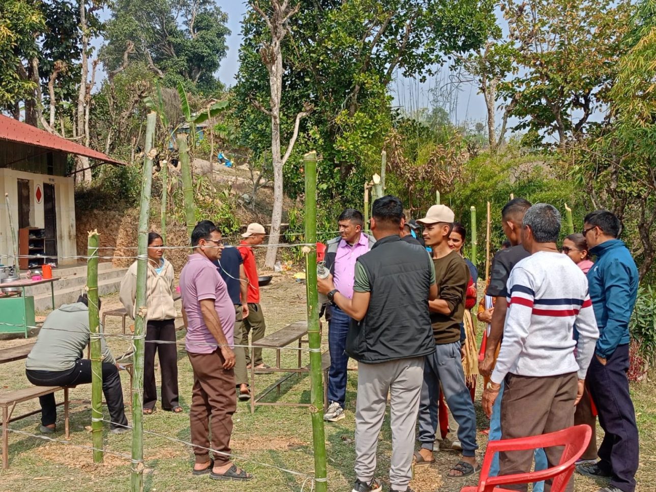 निर्वाचन कर्मचारी र सुरक्षाकर्मी मतदान स्थलमा खटिए