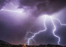 सिरहामा चट्याङ लागेर महिलाको मृत्यु, श्रीमान् घाइते