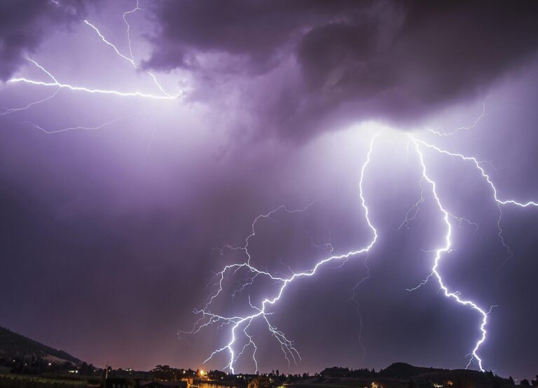 सिरहामा चट्याङ लागेर महिलाको मृत्यु, श्रीमान् घाइते