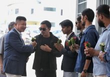 एमाले युवाहरूले नेताहरुलाई फूल दिँदै नेतृत्व परिवर्तनको आग्रह