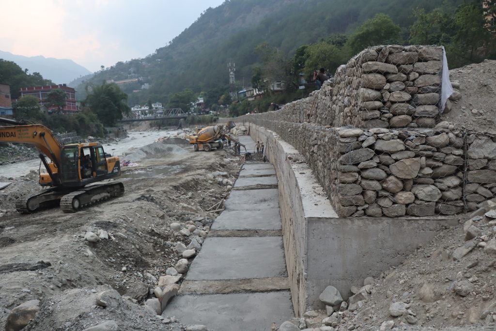 बेनी बजारमा म्याग्दी नदी कटान नियन्त्रणका लागि पक्की पर्खाल निर्माण सम्पन्न