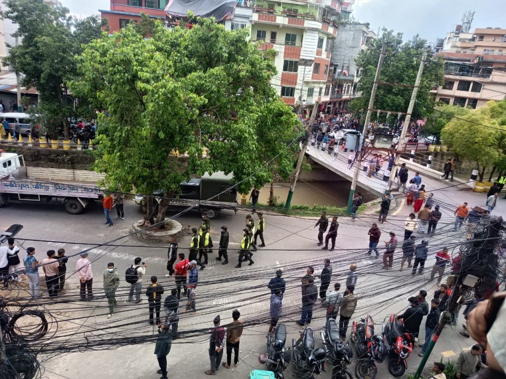 धोबीखोला किनार सफाइ अभियान तीव्र, घरटहरा हटाइँदै