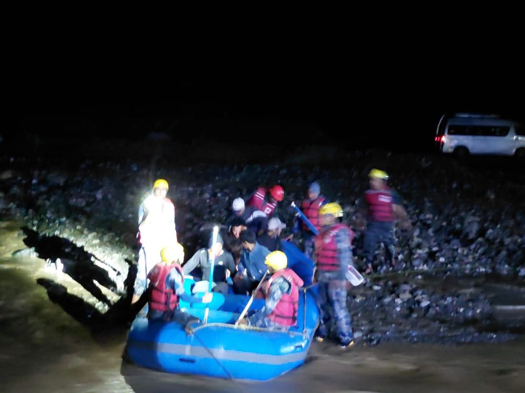 रोशीमा बाढीले अवरुद्ध विपी राजमार्ग : राति ८९ यात्रुको उद्धार, आवागमन बन्द