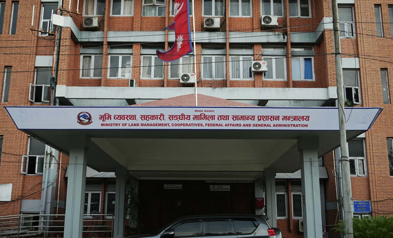 विदेशी आवासीय अनुमति लिएर कार्यालयमा अनुपस्थित ४ कर्मचारीसँग स्पष्टीकरण, सेवाबाट अयोग्य ठहरिने चेतावनी