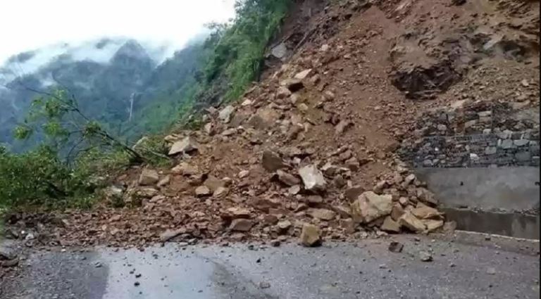 सुक्खा पहिरोले कान्तिलोकपथ अवरुद्ध, हटाउन समस्या